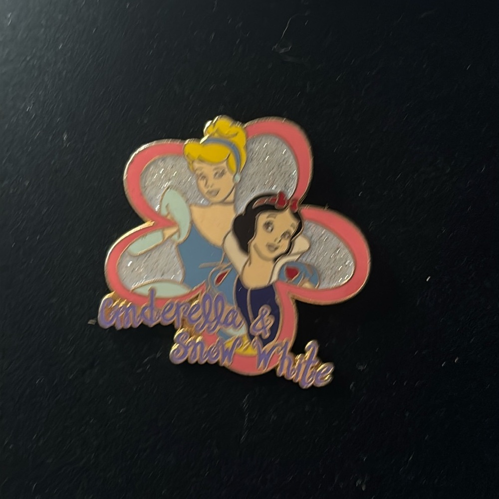 Disney World Trading Pin 2004 princess Cinderella & Snow White